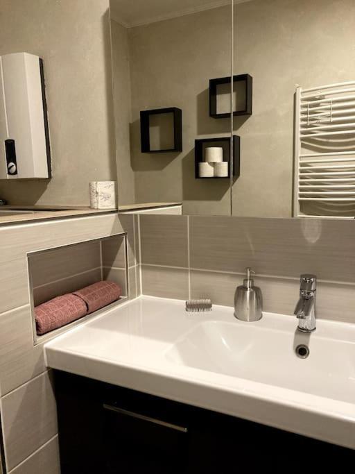 Grosse Wohnkueche, Terrasse, Schlafzimmer Am Steinhuder Meer, Wlan, Parkplatz, Fussbodenheizung, 70Qm Wunstorf Buitenkant foto